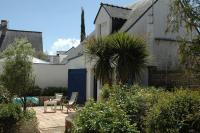 Ogród w obiekcie Petite maison bourg de La Trinite sur Mer - 4 à 6 couchages