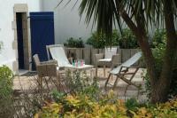 Ogród w obiekcie Petite maison bourg de La Trinite sur Mer - 4 à 6 couchages