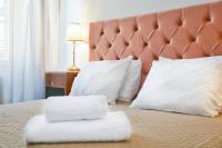 A bed or beds in a room at Mitropolis Old Town Apartment
