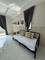 The Sun 1 or 3BR Bayan Lepas 4 to 10 pax WLにあるベッド