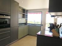 Kuchyňa alebo kuchynka v ubytovaní Villa pour 8 pers avec piscine et terrasse, La Croix-Valmer - FR-1-726-18