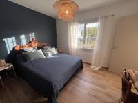 Posteľ alebo postele v izbe v ubytovaní Maison rénovée 3 chambres près plage, clim, internet - FR-1-726-5
