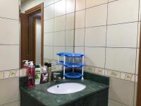 Koupelna v ubytování Octavius Holiday Home, Large 2 Bedroom Apartment near Global Village & Outlet Mall
