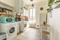 a kitchen with a washing machine and a table at F3 Av république avec garage (c) in Clermont-Ferrand