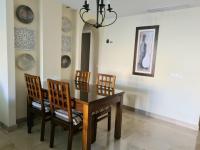 Posedenie v ubytovaní Superb 2-bed apartment in Duquesa