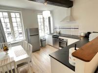 Kuchnia lub aneks kuchenny w obiekcie EGLANTINE 14 APPARTEMENT CENTRE HISTORIQUE DE DINAN