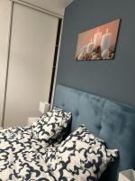 Łóżko lub łóżka w pokoju w obiekcie EGLANTINE 14 APPARTEMENT CENTRE HISTORIQUE DE DINAN