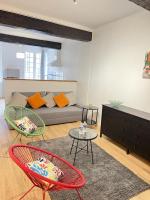 Część wypoczynkowa w obiekcie EGLANTINE 14 APPARTEMENT CENTRE HISTORIQUE DE DINAN