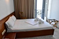 Cette chambre d&#39;hôtel comprend un lit et un balcon. dans l&#39;établissement Leonidas Hotel, à Gythio