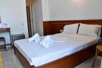 une chambre d&#39;hôtel avec un lit et des serviettes. dans l&#39;établissement Leonidas Hotel, à Gythio