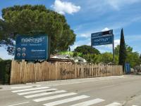 dos letreros en una valla al lado de una calle en Noemys ARLES, en Arles