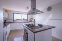 Kuchyňa alebo kuchynka v ubytovaní Villa moderna con piscina