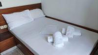 Un ou plusieurs lits dans un h&eacute;bergement de l&#39;&eacute;tablissement Leonidas Hotel