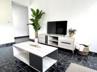 Telewizja i/lub zestaw kina domowego w obiekcie Ca Yaya - Big House with Terraces - Rooftop & Views