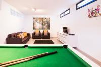 Biliardový stôl v ubytovaní Villa moderna con piscina