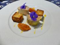 une assiette blanche avec des desserts sur une assiette blanche dans l'établissement Le Chapeau Rouge, à Lusignan