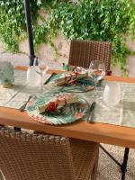 - une table avec une assiette et des verres à vin dans l'établissement Le Chapeau Rouge, à Lusignan