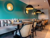 Un comedor con una mesa larga y sillas. en Hotel L'Europe Colmar, BW Signature Collection, en Colmar