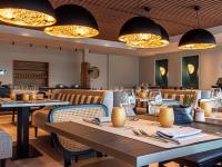 Un restaurante con mesas, sillas y luces. en Hotel L'Europe Colmar, BW Signature Collection, en Colmar