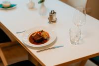 un piatto di cibo su un tavolo con un bicchiere di Bergpension Laasen Perle Rathen a Kurort Rathen