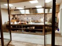 een grote keuken met een aanrecht in een kamer bij Olivo de Reis in Caldas de Reis