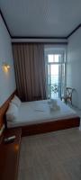 Cette chambre comprend un grand lit et une fenêtre. dans l&#39;établissement Leonidas Hotel, à Gythio