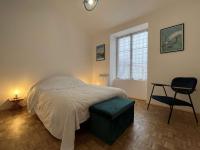 A bed or beds in a room at Maison Saint-Pierre-d&#39;Ol&eacute;ron, 4 pi&egrave;ces, 6 personnes - FR-1-246A-215