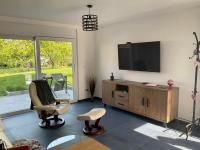 Telewizja i/lub zestaw kina domowego w obiekcie Gite Au sauna de l’Aubach