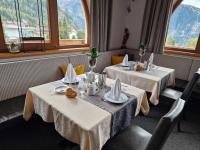 Nespecifikovaný výhled na hory nebo výhled na hory při pohledu z hotelu