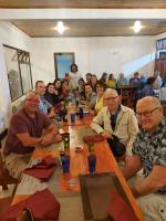 un grupo de personas sentadas alrededor de una mesa larga en Alisson Hotel y Restaurant, en Monteverde