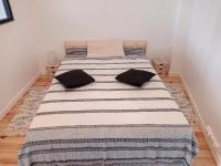 Posteľ alebo postele v izbe v ubytovaní Appartement rénové, 1 chambre, 300m de la gare, près du centre de Granville - FR-1-361-479