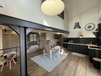 Kuchyňa alebo kuchynka v ubytovaní Gîte Contemporain pour 4 avec Piscine Chauffée et Bureau à Proximité des Sites Historiques - FR-1-489-444