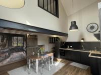 Kuchyňa alebo kuchynka v ubytovaní Gîte Contemporain pour 4 avec Piscine Chauffée et Bureau à Proximité des Sites Historiques - FR-1-489-444