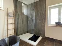 Kúpeľňa v ubytovaní Gîte Contemporain pour 4 avec Piscine Chauffée et Bureau à Proximité des Sites Historiques - FR-1-489-444