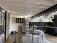 Posedenie v ubytovaní Gîte Contemporain pour 4 avec Piscine Chauffée et Bureau à Proximité des Sites Historiques - FR-1-489-444