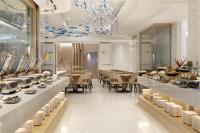 Un restaurante con mesas y sillas y un buffet. en Gamalan Star Hotel, en Jiaoxi