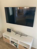 TV a/nebo společenská místnost v ubytování Fiskardo Beach House