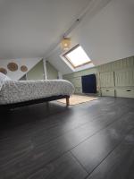 Telewizja i/lub zestaw kina domowego w obiekcie Appartement Le Baroque en duplex