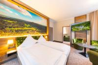una habitación de hotel con una cama y una gran pintura en la pared en Hotel Waldmühle, en Zella-Mehlis