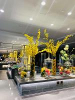 a display of vases of fruit and flowers in a store at Guangzhou Southern Airlines Pearl Airport Hotel in Guangzhou