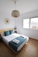 Posteľ alebo postele v izbe v ubytovaní Letmalaga Malasaña City Views Superior Apartment