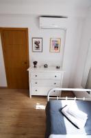 Posteľ alebo postele v izbe v ubytovaní Letmalaga Malasaña City Views Superior Apartment