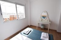 Posteľ alebo postele v izbe v ubytovaní Letmalaga Malasaña City Views Superior Apartment