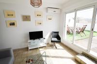 Televízia a/alebo spoločenská miestnosť v ubytovaní Letmalaga Malasaña City Views Superior Apartment