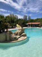 Basen w obiekcie Camping 5* - Biscarosse Lac - MobilHome 2 chambres - 4 personnes lub w pobliżu
