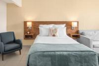 Suite Costa Collection mit Kingsize-Bett und Blick auf das Resort