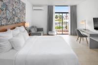 Suite Lagos Collection mit Kingsize-Bett und Blick auf das Resort