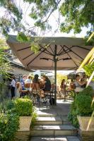 Un restaurante o sitio para comer en The Bridge