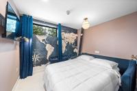 Wanderstay Boutique Hotelにあるベッド