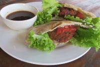 un panino su un piatto con una tazza di caffè di Samaki Guesthouse & Grandpa Homestay- Tad Lo a Ban Donkhagnoung